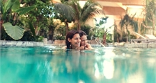 Piscine intérieure avec des rapides à Center Parcs Terhills Resort